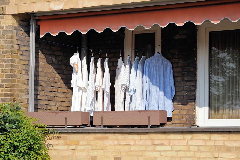 925_3407 Hemden zum Trocknen auf einem Balkon in Hamburg Ottensen. | Wäsche auf der Leine - große Wäsche trocknen im Freien.